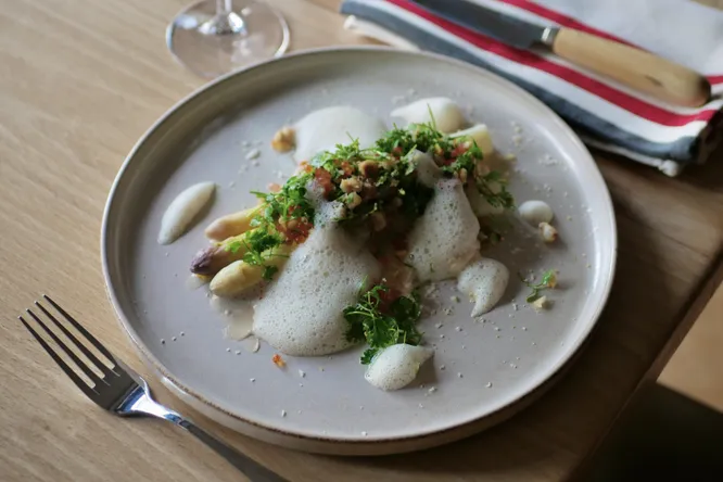 White asparagus, smoked tarama and asparagus-hazelnut milk