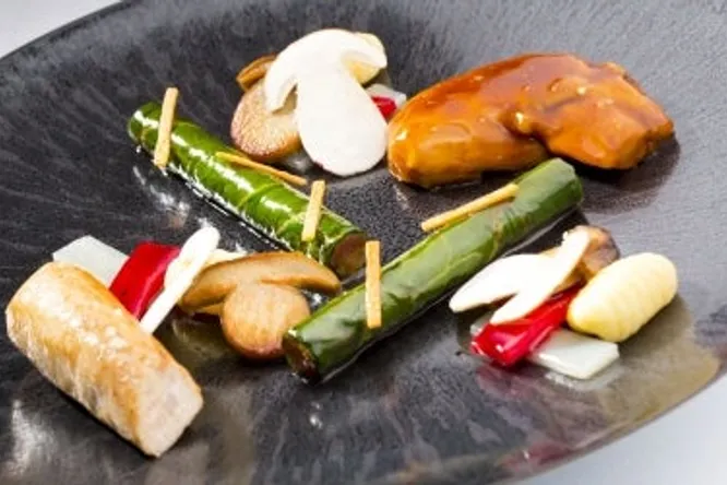 Lapin du Gâtinais, cèpes  et blettes cuisinées en cocotte, sauce saupiquet, de Christophe Moret