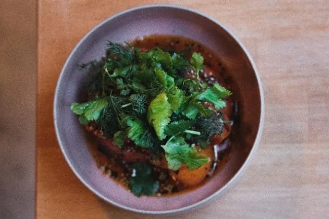 Tomates herbes fraîches, sauce Yu Xiang, furikake, ail frit