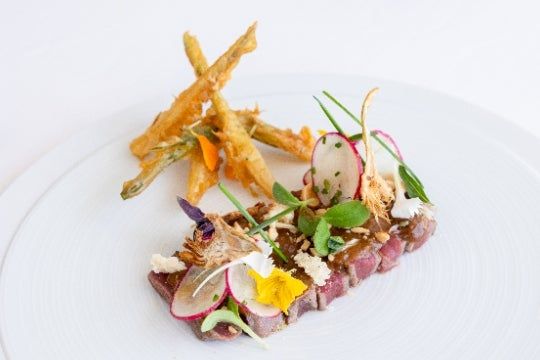 Tataki de bœuf à la cacahuète & tempuras d’oignons