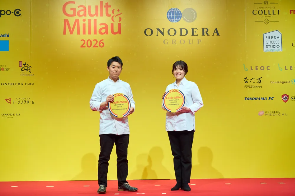 「期待の若手シェフ賞」左より錦野 真弘氏、山本 結以氏