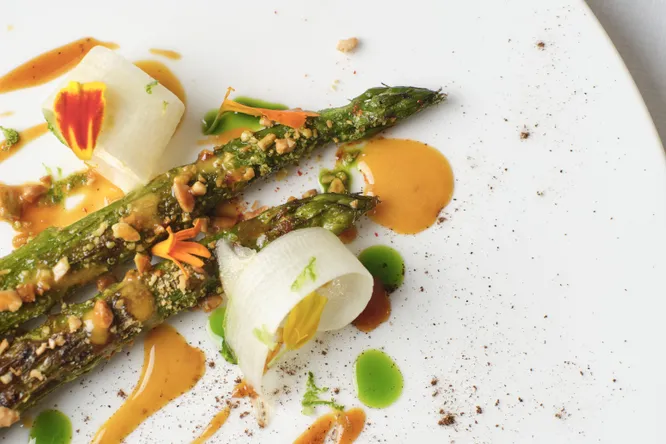Barbecued asparagus