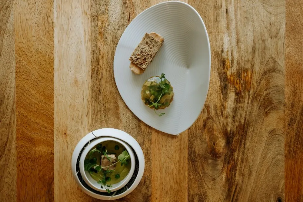 Carré de cochon, crémeux de petits pois & tartelette andouille