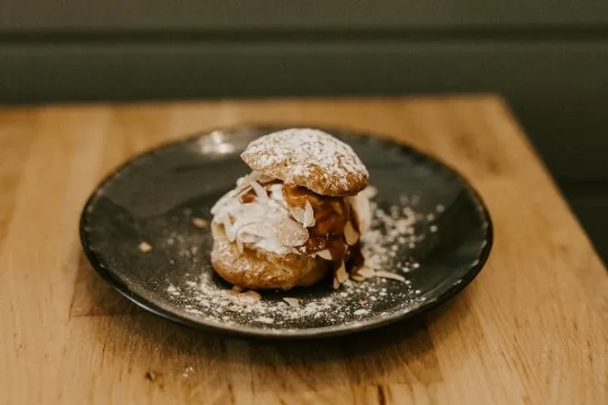 Choux garnis de crème au praliné