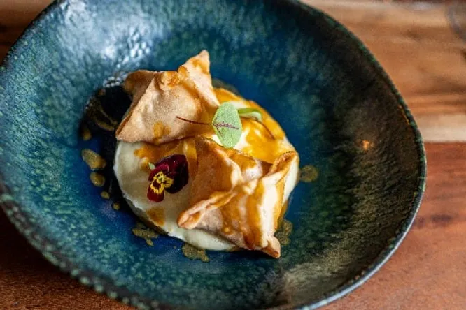 Wontons croustillants aux crevettes & crème de panais