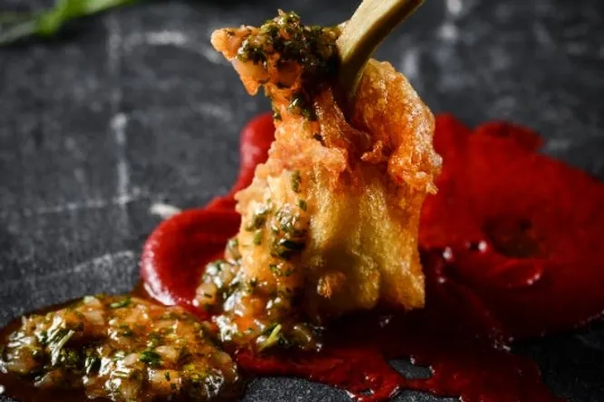 Artichaut bouton en beignet, pâte de tomate relevée, sauce bois boudran