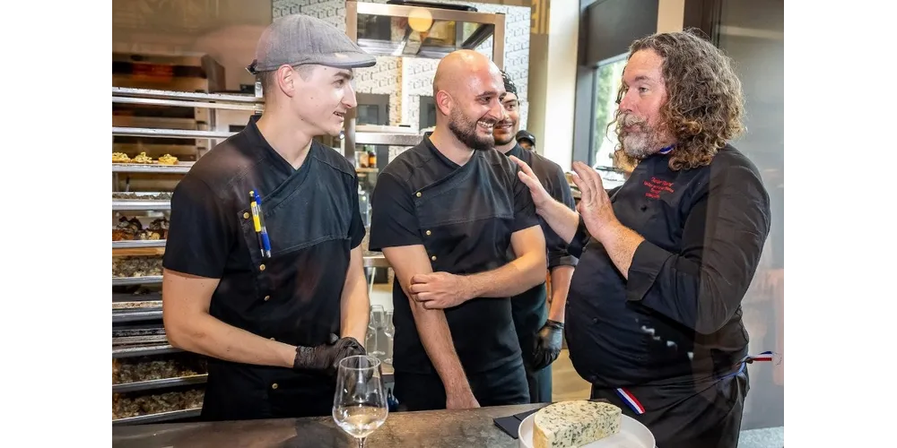 Guru sira Xavier Thuret: sir ne voli vodu, ali voli vino