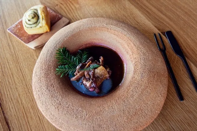 Broche d’agneau céleri jus corsé & brioche aux herbes sauvages