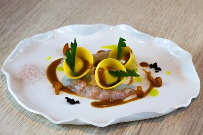 Ravioli de volaille, sauce cardinal, langoustine-girolles