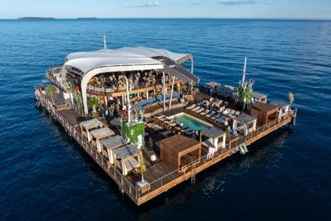 Canua Island : l'île flottante où (re)découvrir la cuisine du chef Thibault Sombardier