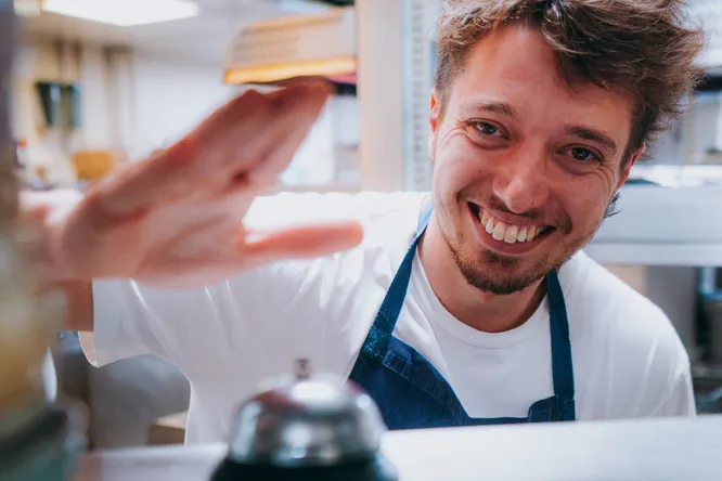 Panique en cuisine ? Ce chef lance une hotline pour vous venir en aide !