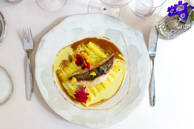 Saint-pierre de ligne, asperges blanches, fleur de capucine