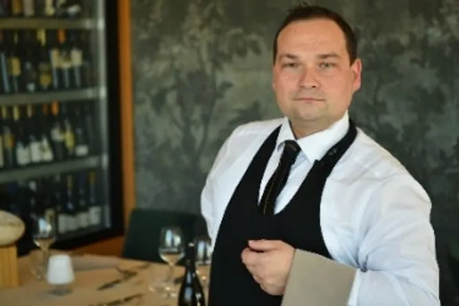 What are the qualities of a top sommelier and waiter?
