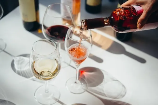 Qu’est-ce qui fait la couleur d’un vin ? Un producteur de vin répond