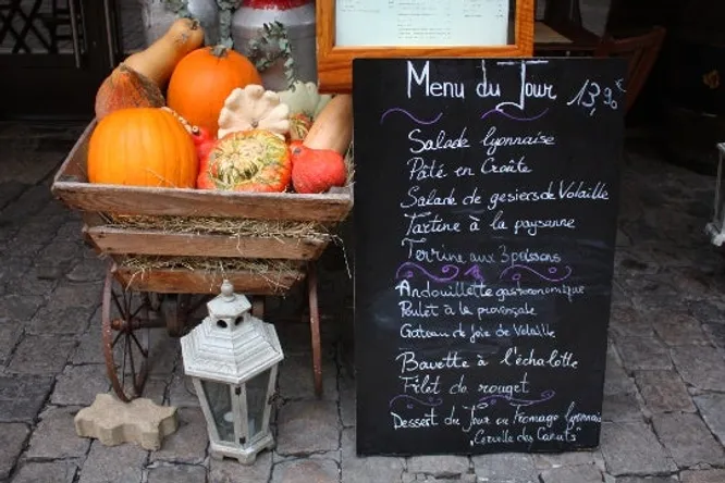 Vous pensez payer cher votre plat du jour au déjeuner ? Voici le réel prix moyen