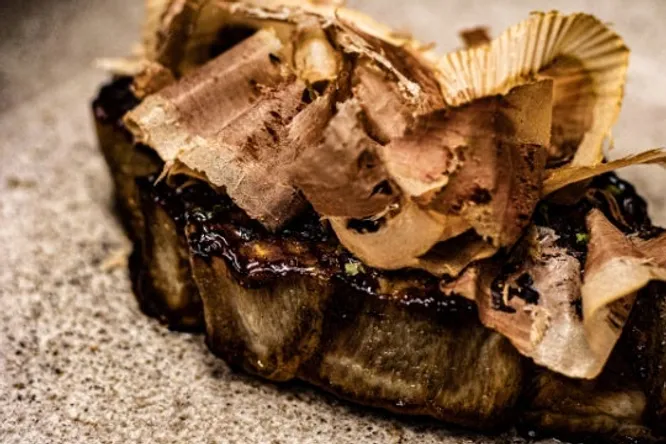 Échine de cochon fermier laquée à l’anguille, champignons de Rudy et algues de Julie