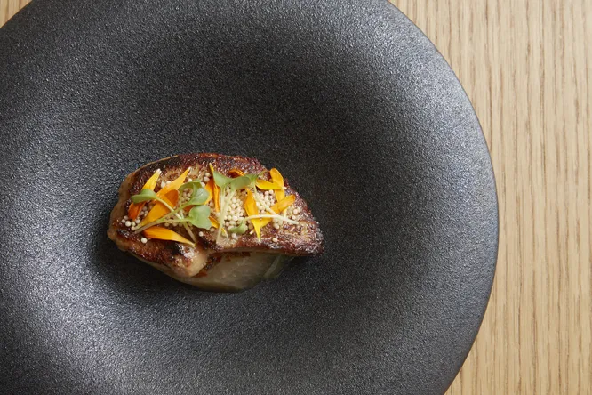 Foie gras au miso saikyo, daïkon fondant au dashi