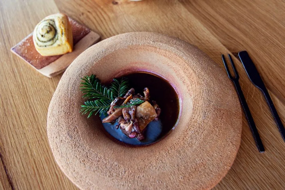 Broche d’agneau céleri jus corsé & brioche aux herbes sauvages