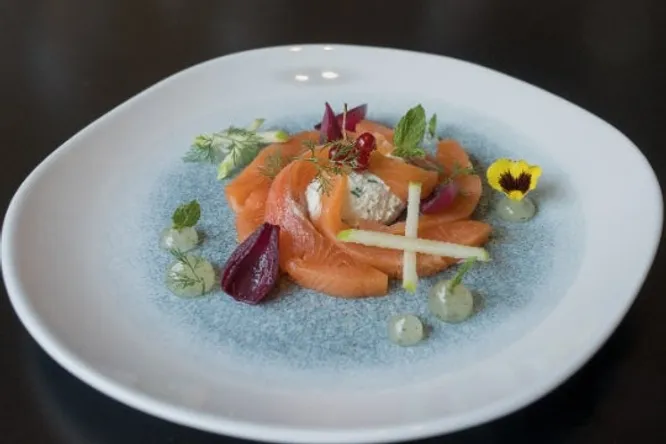 Truite rose de l’Isère en gravlax, gel mojito & pomme granny