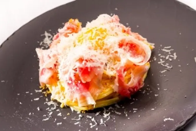 Spaghettoni alla carbonara par Denny Imbroisi, chef du restaurant Ida