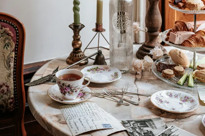 How can you impress your guests with haute cuisine tableware?
