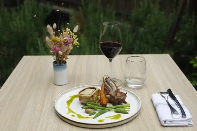 Côtes de chevreau grillées, céleri-rave en croûte & pesto d’ail des ours
