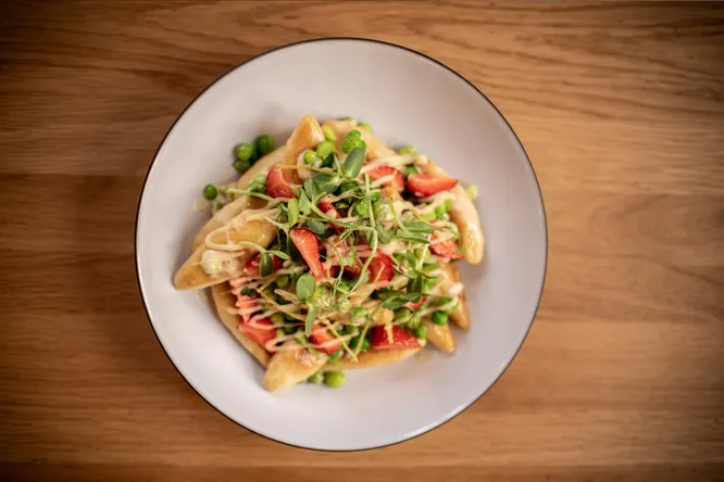 Buewespätzle with peas and lemon cream
