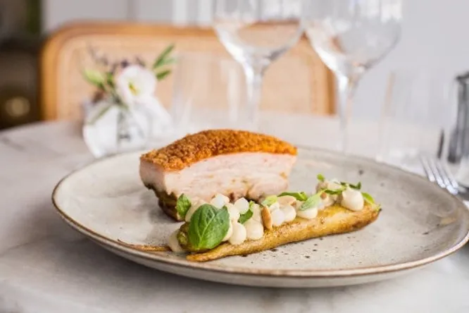 Poitrine croustillante, panais en deux façons, cacahuètes & basilic thaï