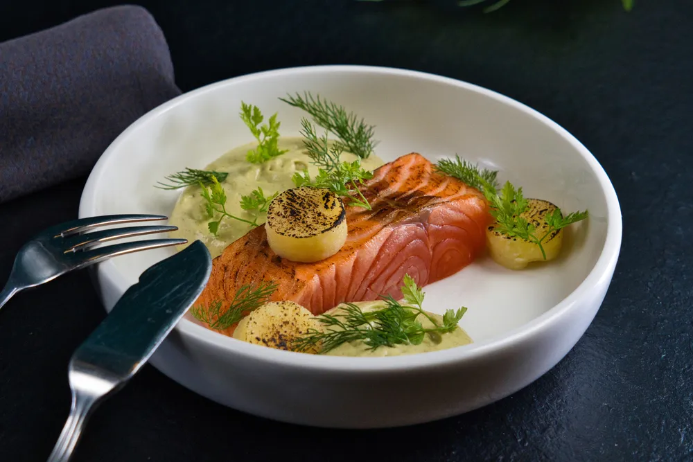 Flame-seared salmon fillet, with Béarnaise sauce and melt-in-your-mouth potatoes
