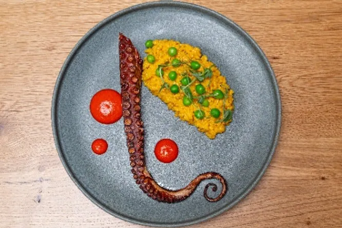 Poulpe riz safrané, petits pois & poivron brûlé