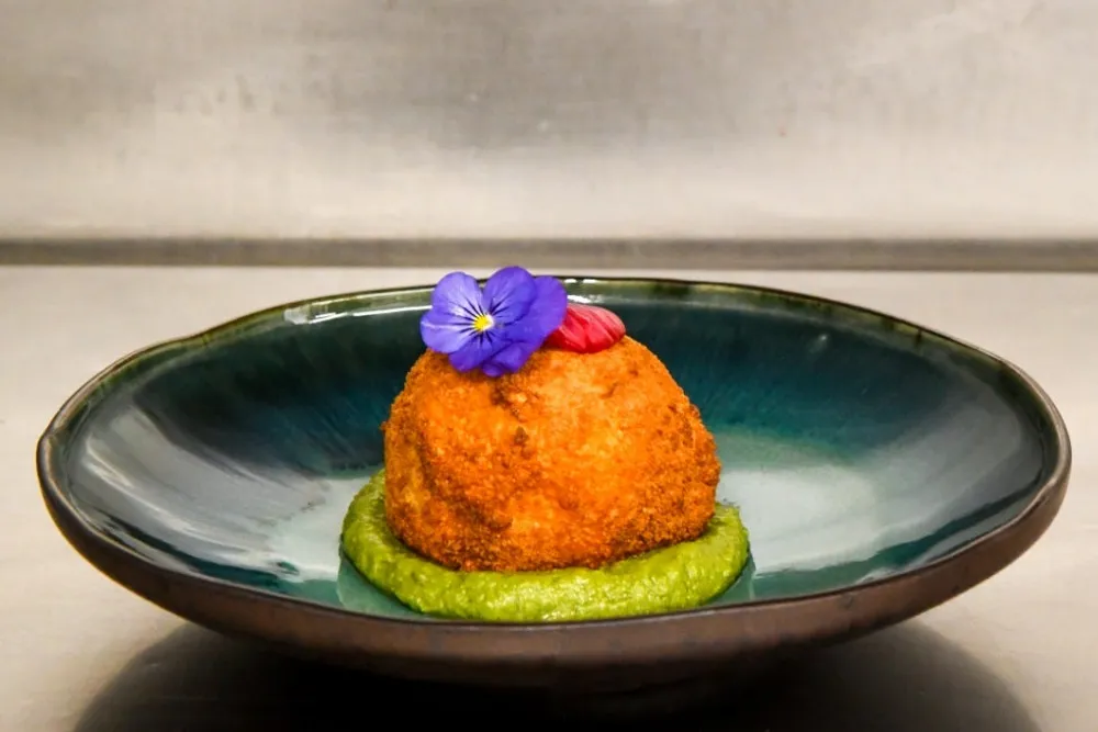 Cromesquis de grenouille & son pesto de persil