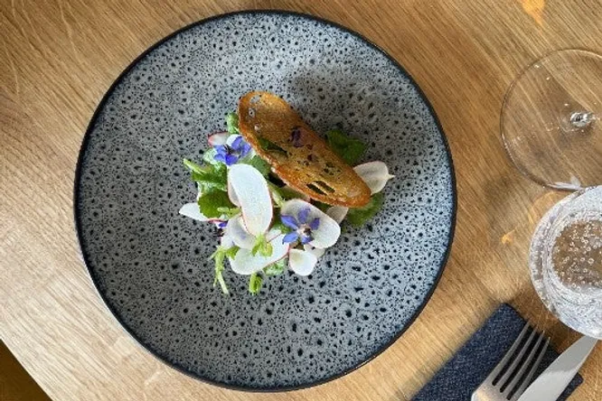 Tartare de veau & bulots fleurs de câpres et mayonnaise au wasabi