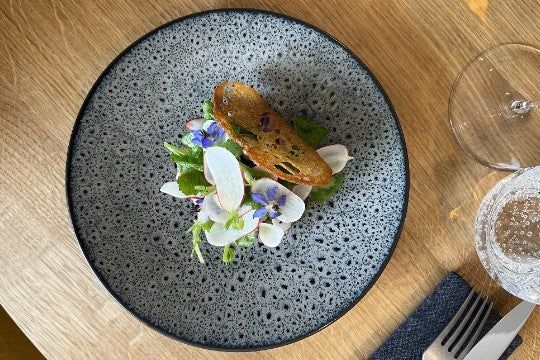 Tartare de veau & bulots fleurs de câpres et mayonnaise au wasabi