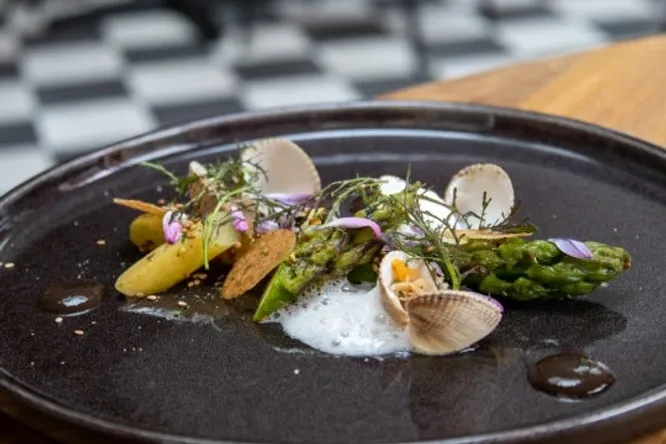 Asperges vertes beurre dulse-blé noir, coques, condiment marin-malin