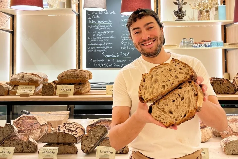 Ulysse Pralus, le fils cadet de la famille, ouvre sa première boulangerie à Lyon
