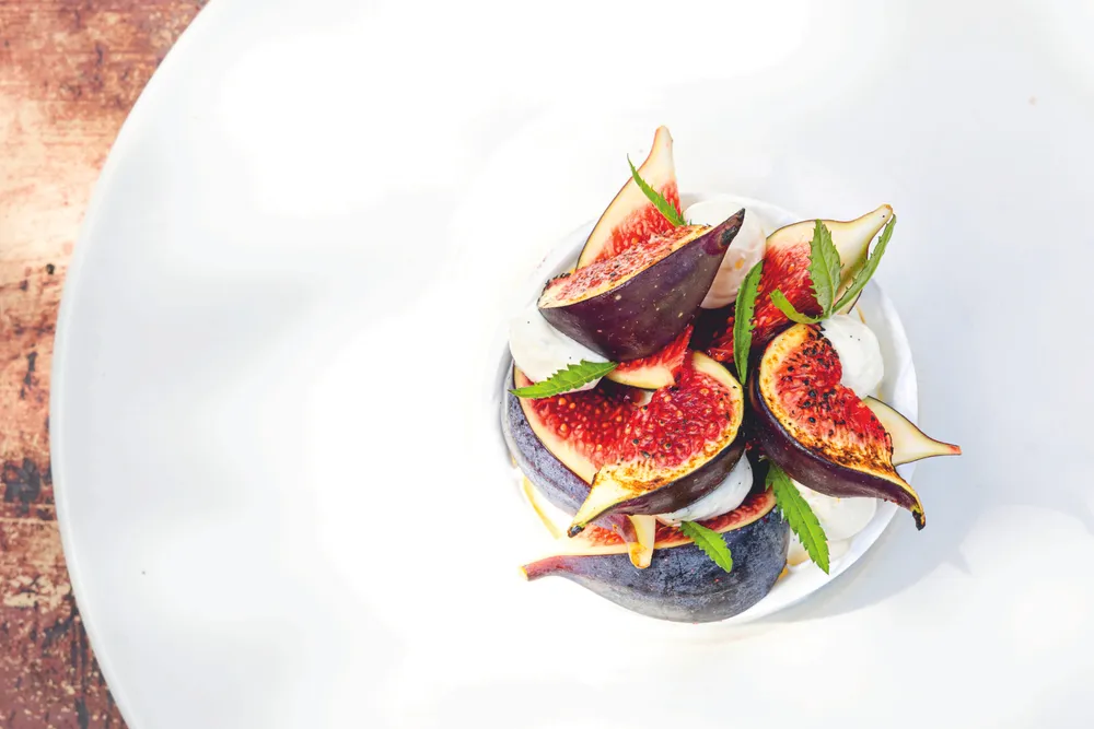 Fig Pavlova with mascarpone cream