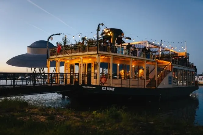 Quand un bateau abandonné devient un restaurant pop et cosy