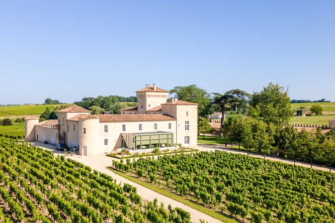 Le château Lafaurie-Peyraguey, un bijou dans les vignes