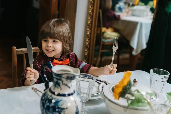 Au restaurant, quelle stratégie les chefs adoptent-ils pour servir les enfants ?