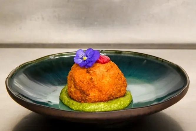 Cromesquis de grenouille & son pesto de persil