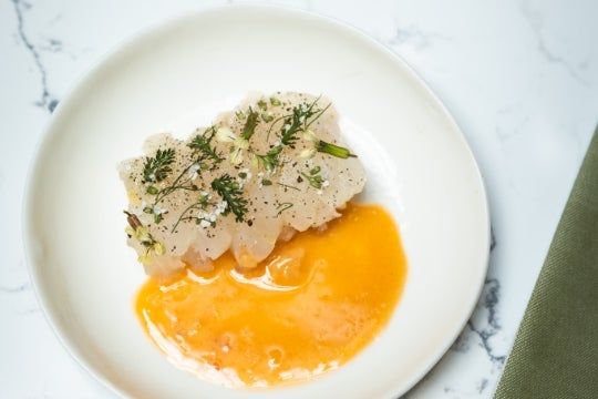 Maigre de ligne mariné, toast et réduction de bouillabaisse
