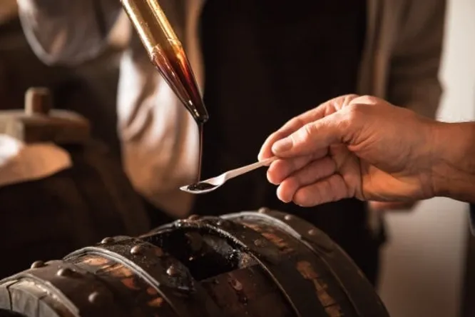 When vinegars give a second life to fine wines