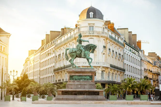 Christophe Hay opens a pastry kiosk in Orléans