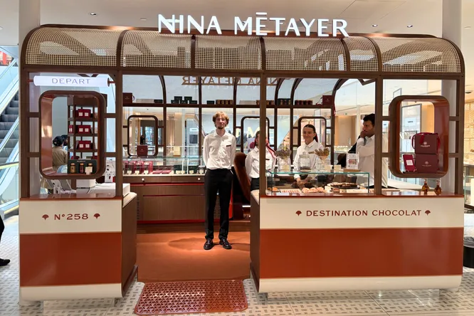 Nina Métayer dévoile le corner 100% chocolat “Destination” à La Samaritaine