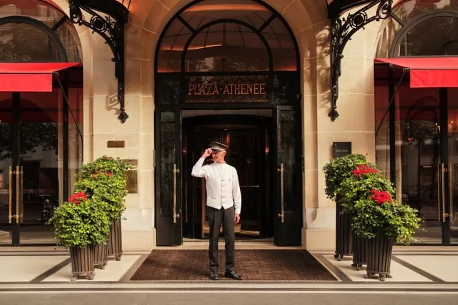 Le Plaza Athénée, palace de la haute couture