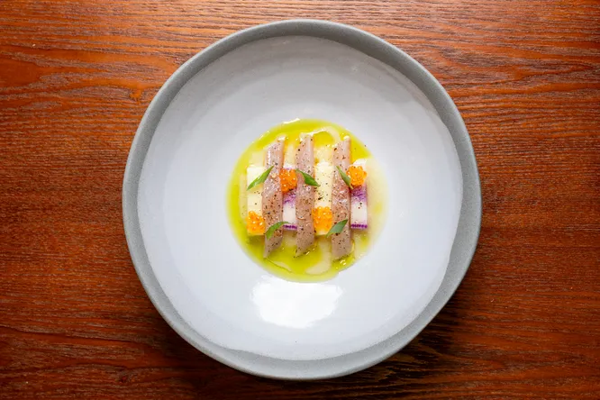 Mulet mariné au poivre, radis, pomme verte et œufs de truite