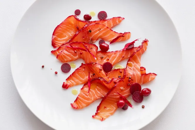 Marinated salmon with beet pulp