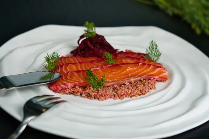 Saumon gravlaks au jus de betterave, quinoa croquant et sauce moutarde