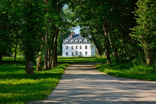 We found one of the most beautiful estates in Burgundy, offering both golf and fine dining