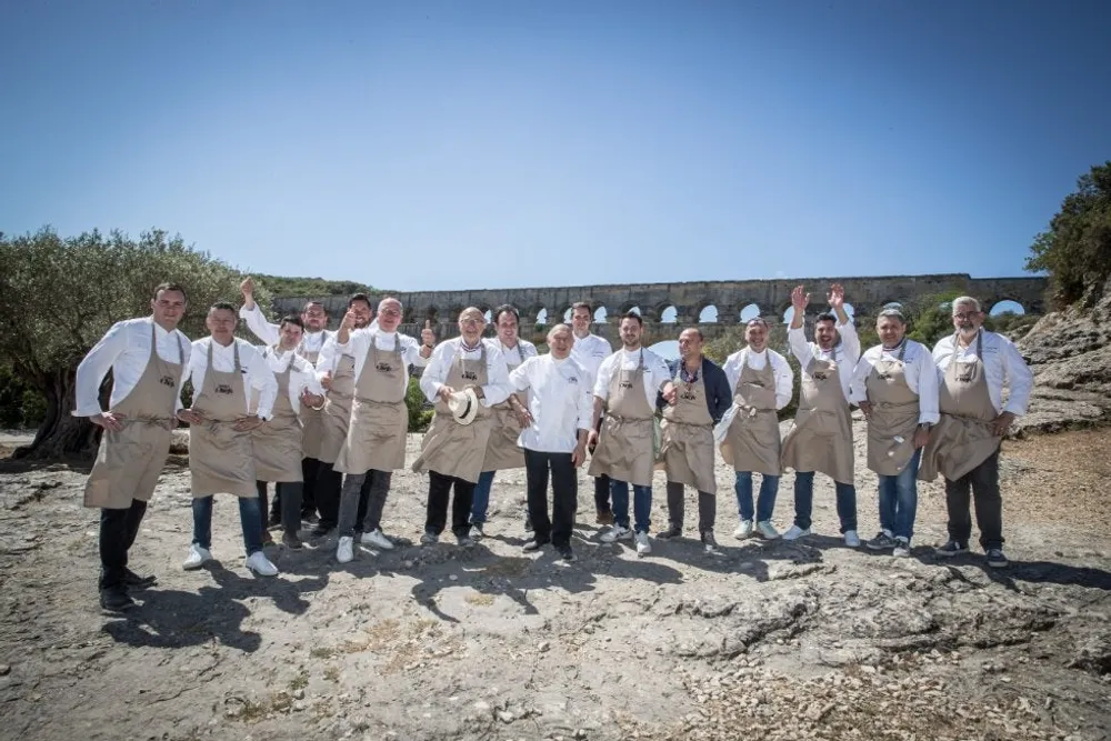 16 chefs come together for a unique lunch on the Pont du Gard!